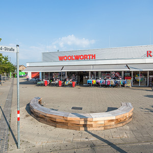Frontansicht Einkaufszentrum Walliser Straße