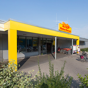 Frontansicht Einkaufszentrum Walliser Straße